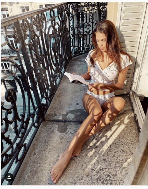 Iris Mittenaere en petite culotte