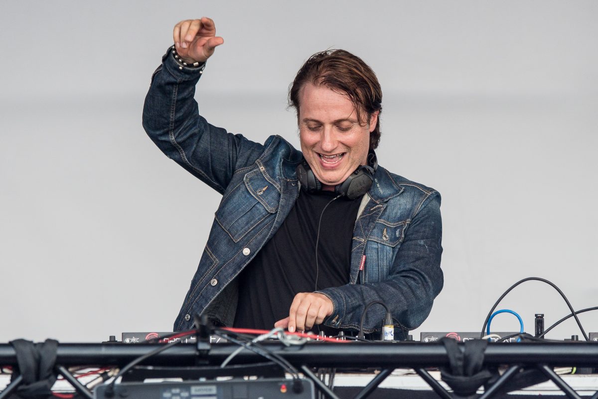 Bob Sinclar mixe sur l'Arc de Triomphe