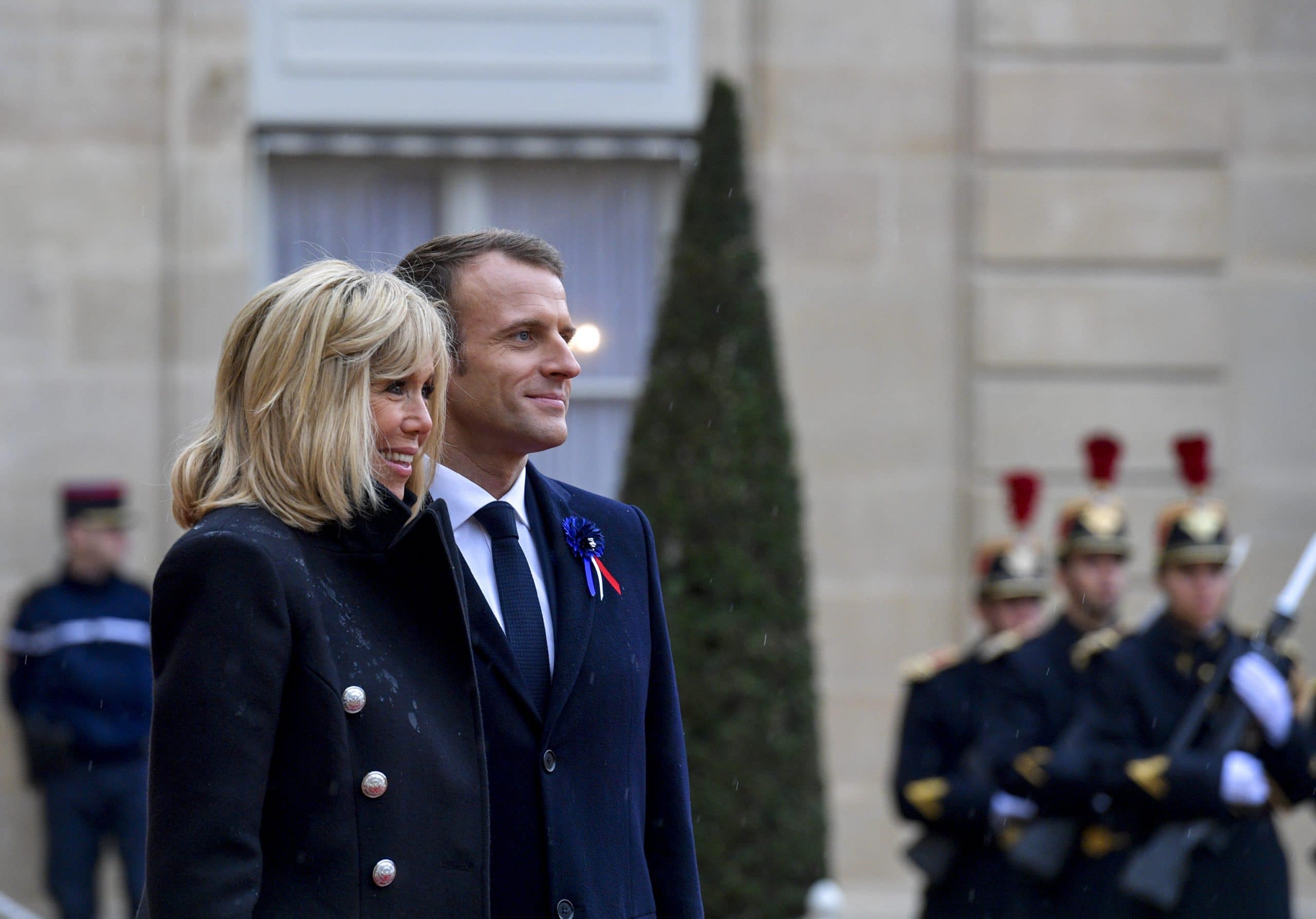 Brigitte Macron parle avec Didier Raoult