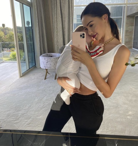 Nabilla et son petit garçon