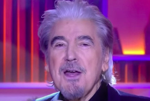 Serge Lama chante sur un plateau télé