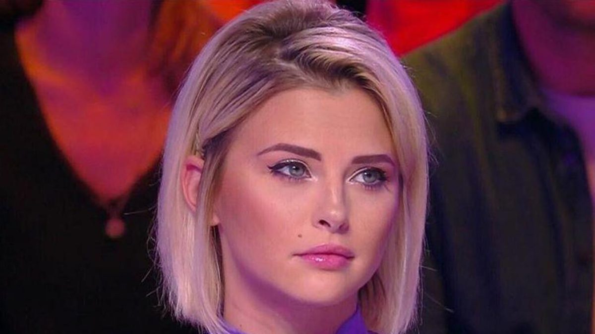 Kelly Vedovelli affole le Web : une petite jupe en jean pour promener Roro !