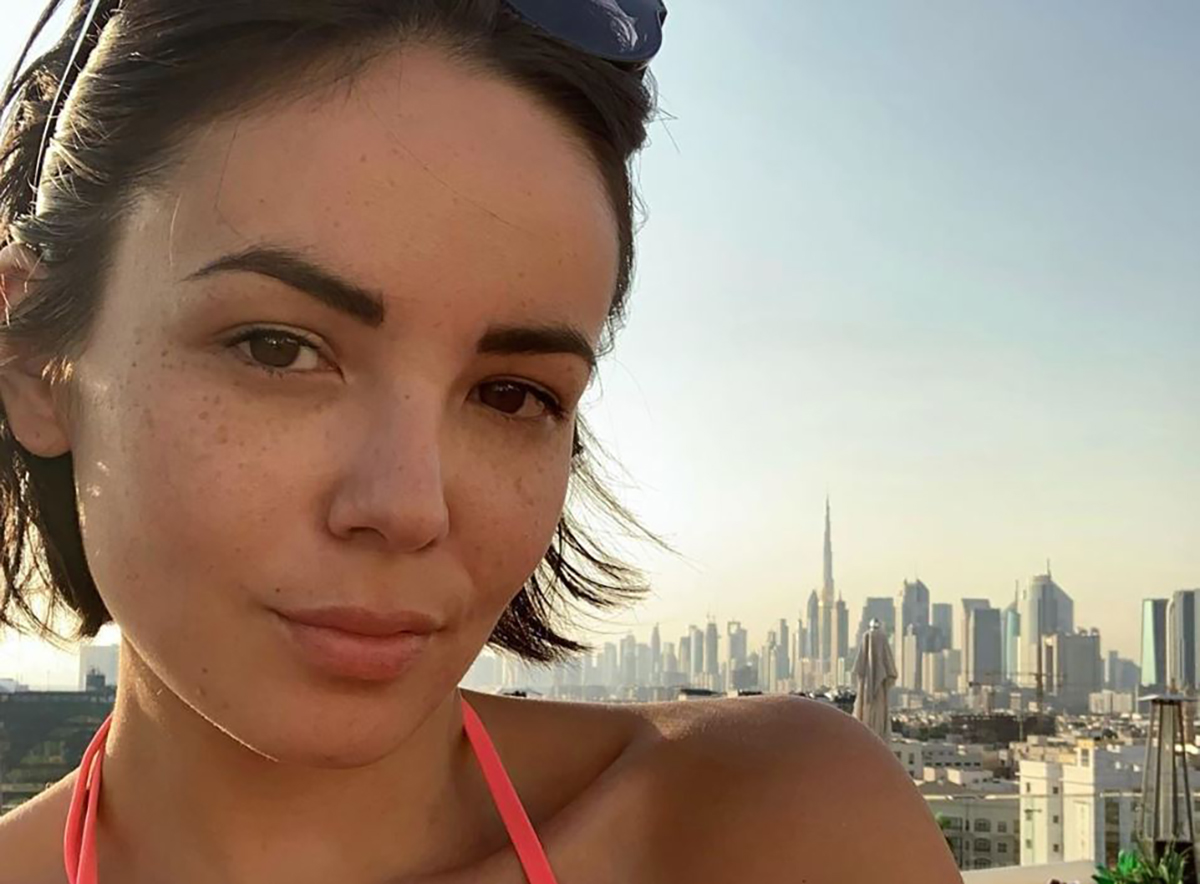 Agathe Auproux déboutonne sa chemise pour Instagram