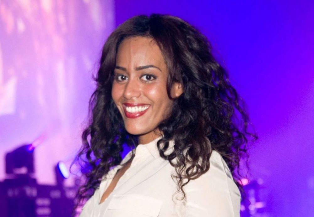 Amel Bent rend hommage à son oncle sur Instagram et se fait lyncher !