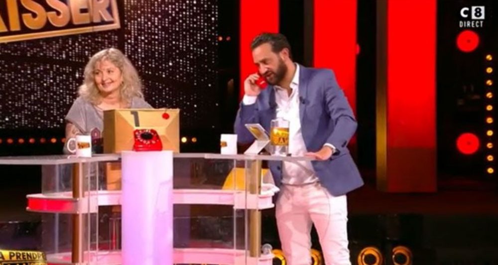 Cyril Hanouna présente à prendre ou à laisser en direct