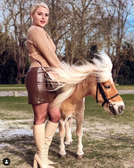Kelly Vedovelli et son poney