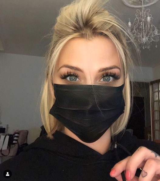 Kelly Vedovelli porte un masque