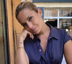 Clara Morgane : les fans adorent sa nouvelle photo très sauvage ! Ultra SEXY ! Elle enlève le haut !