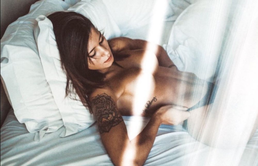 Inès Loucif pose sans rien