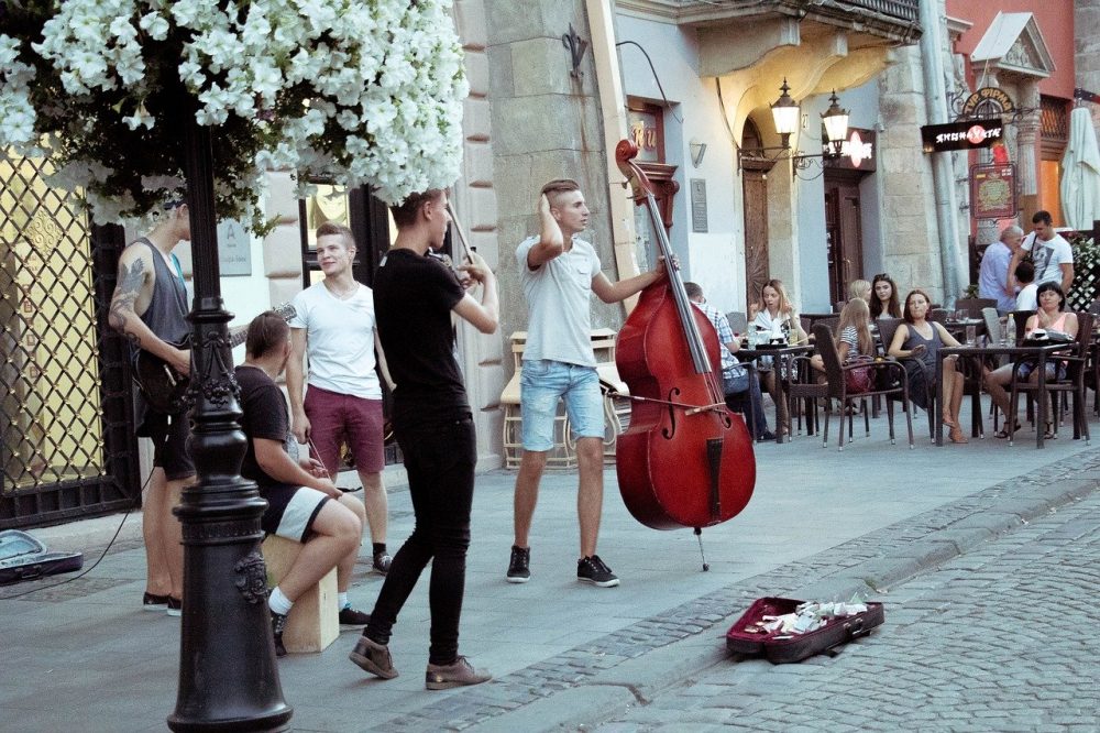 Les rassemblements et concerts sont interdits dans les rues