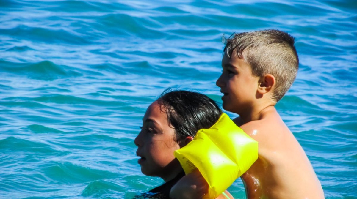 Enfants dans la mer