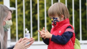 Gel hydroalcoolique : de nombreuses lésions oculaires chez de jeunes enfants, attention aux abus !
