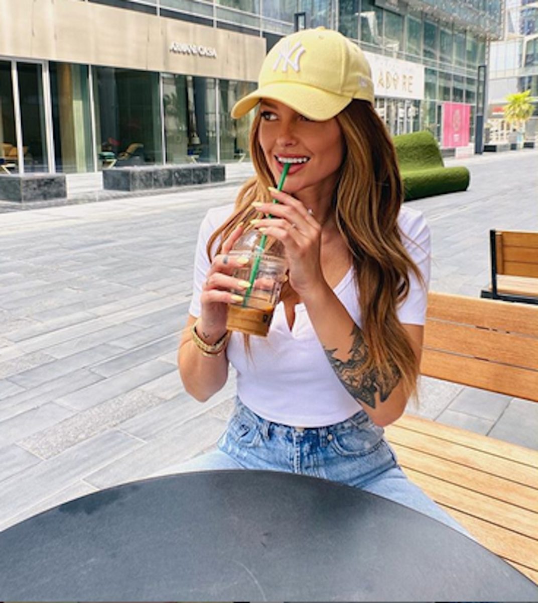 Caroline Receveur fait grimper la température en bikini à la plage à Dubaï !
