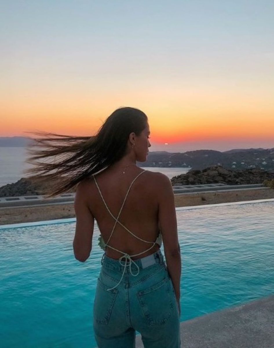 Iris Mittenaere torride en bikini en vacances en Grèce avec son petit chien !