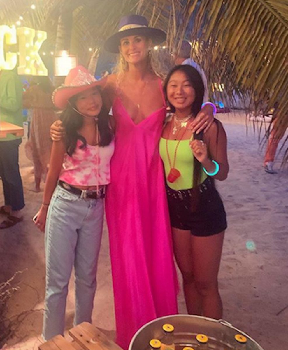 Jade Hallyday s’éclate à Saint-Barth en famille et pose en bikini vert fluo sur Instagram !