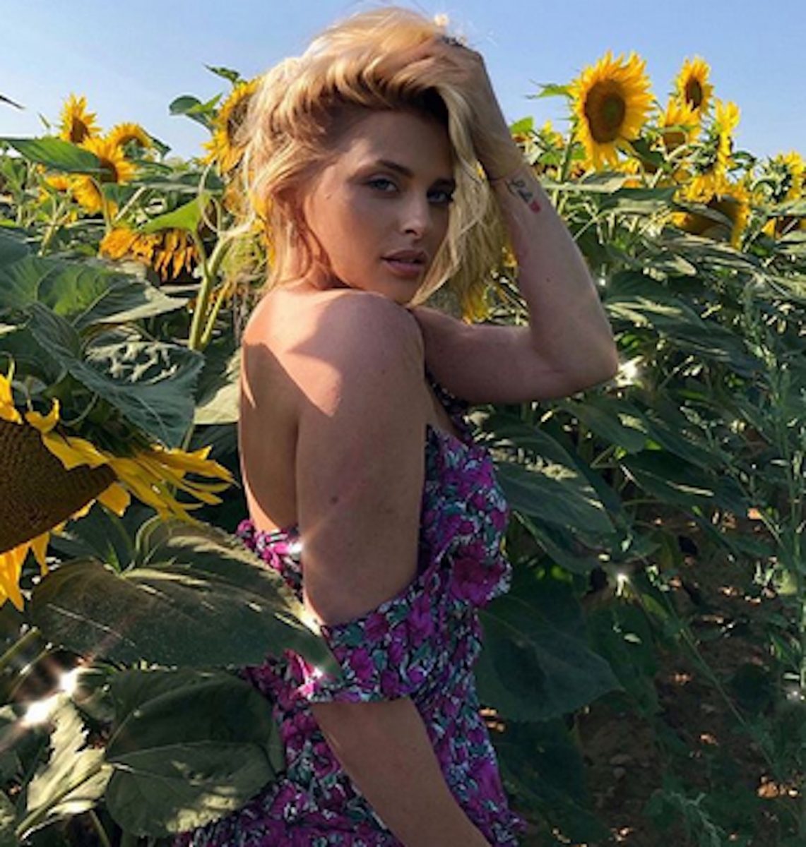Kelly Vedovelli dévoile son bronzage en vacances dans une robe courte décolletée !