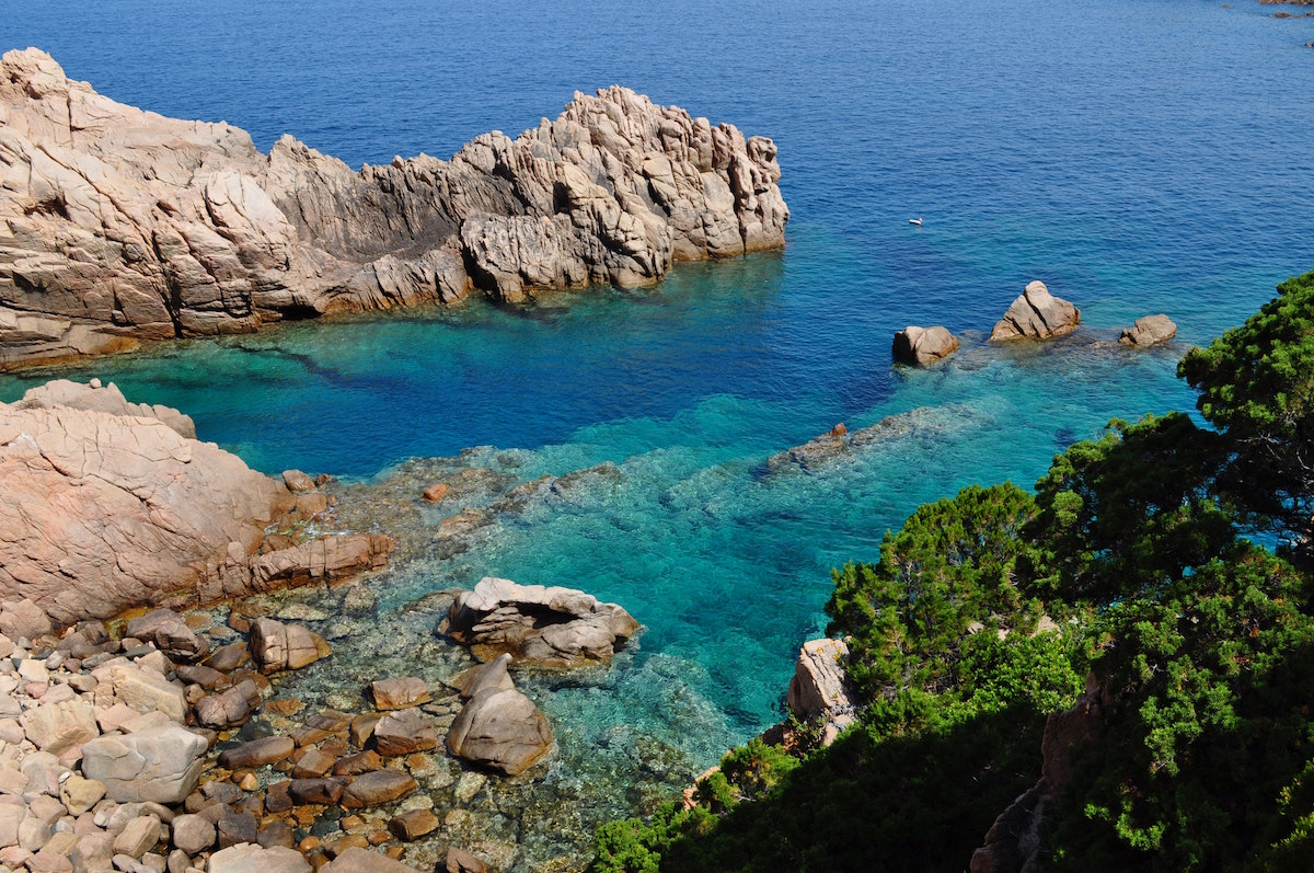 Vacances d’été: l’Italie ferme les boîtes de nuit et impose le port du masque le soir !