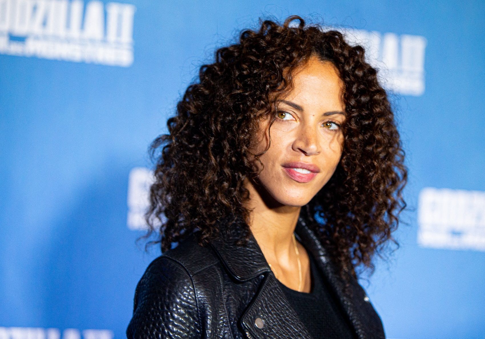 Noémie Lenoir avec les cheveux bouclés