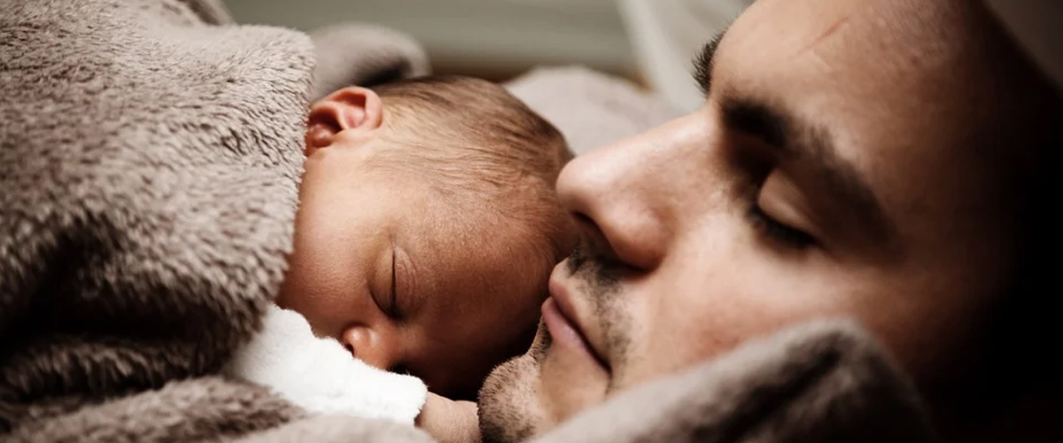 Un père avec son bébé