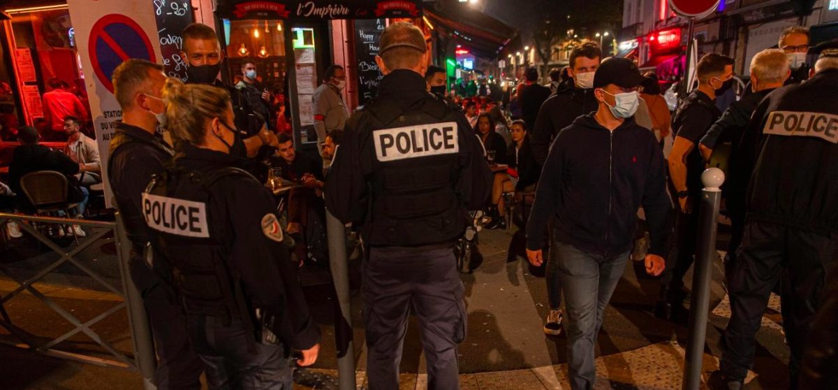 Police devant un bar