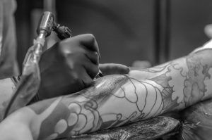 Comment appliquer un tatouage temporaire : comment appliquer un tatouage décalcomanie ?