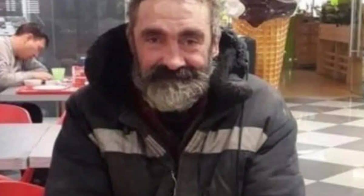 Un homme dans un restaurant