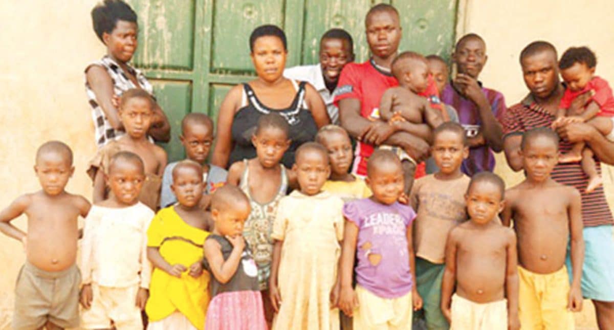 Une femme avec ses enfants