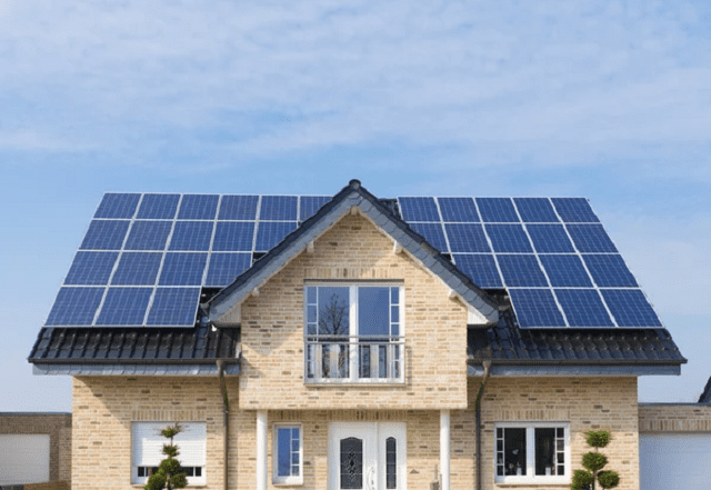  panneaux solaires sur toit