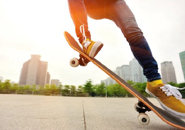 Jeune-homme-jouant-de-la-skate