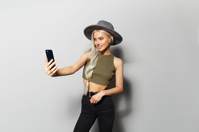 jeune fille ecoute la musique avec des écouteurs Soundcore by Anker Life P2i