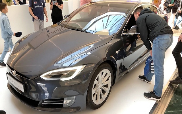 Vends de voiture Tesla dans le nouveau Centre Tesla à Val