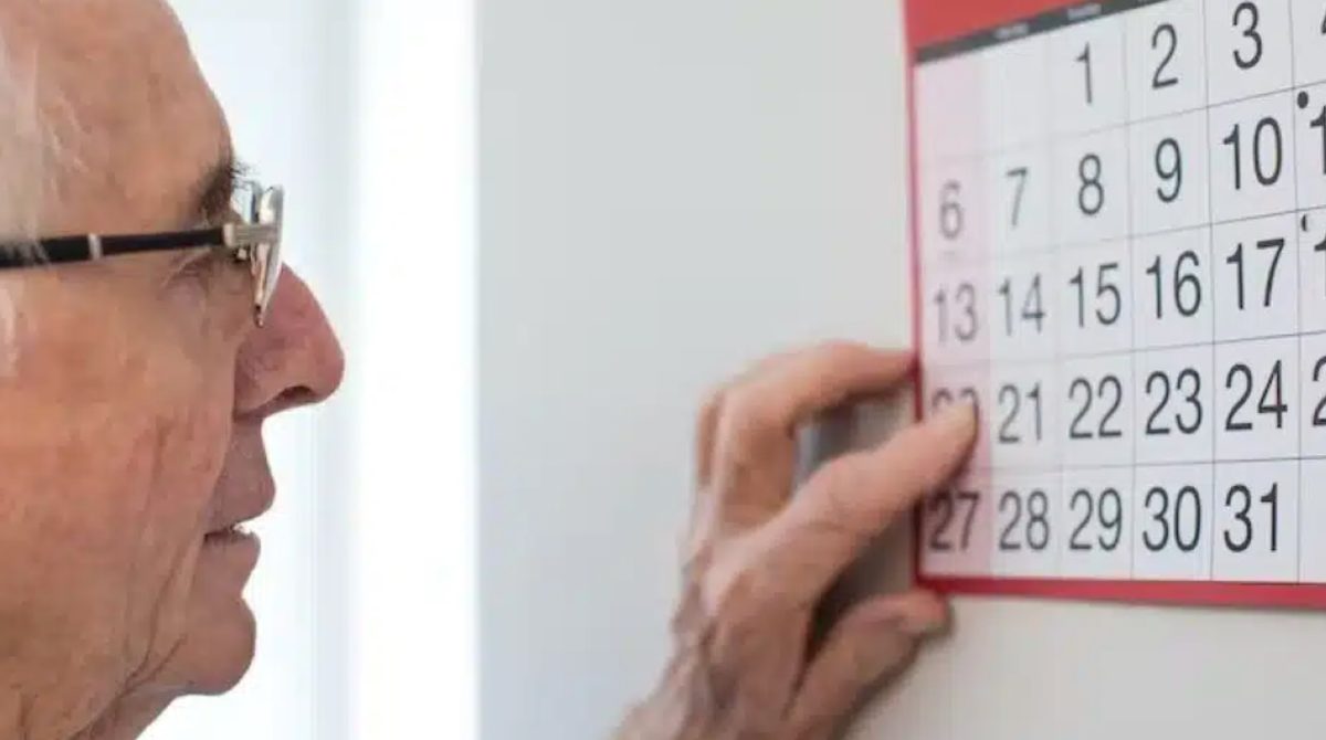 Un homme retraité regardant son calendrier - Source : Sarah Corbeel