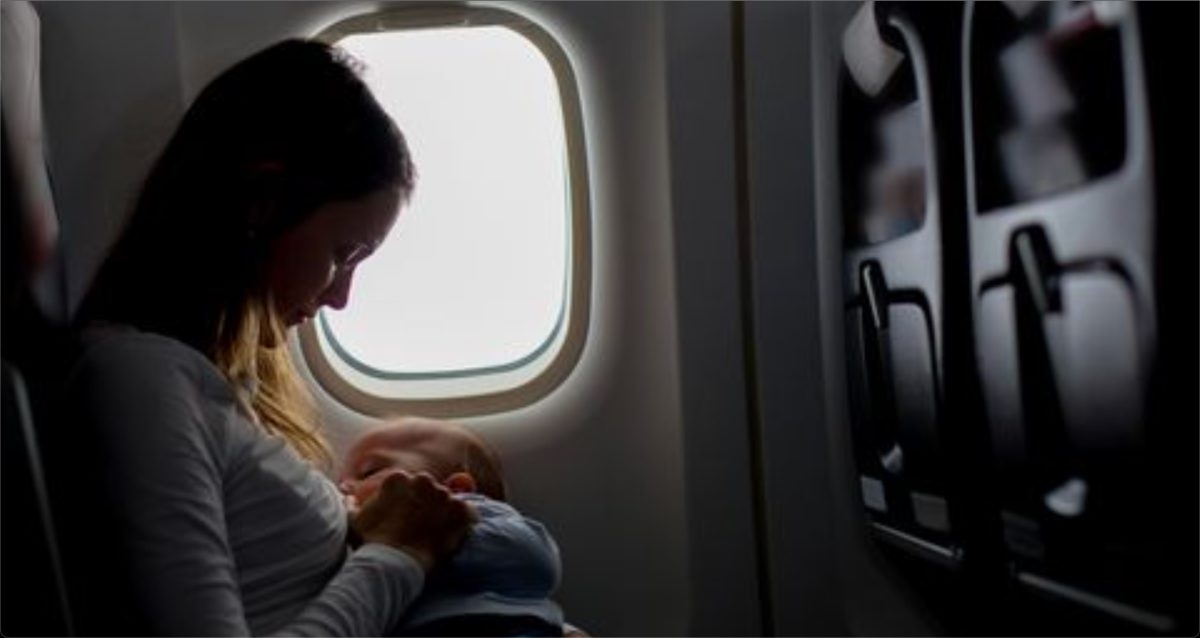 Un allaitement de bébé dans l'avion - Source : iStock / Getty