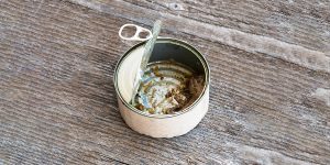 Arrêtez de jeter l’huile des boites de thon dans votre évier ! On vous explique 