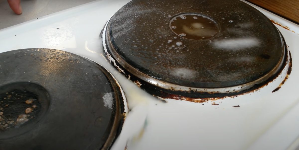 Une plaque de cuisson sale - Source : YouTube