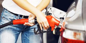 Découvrez comment une vitre peut vous aider à faire des économies à la pompe à essence