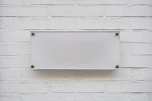 Que faut-il inscrire sur une plaque médicale ?
