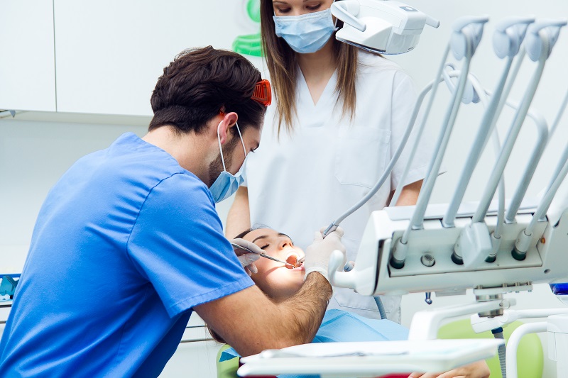 Quel est le prix d’un implant dentaire bouche complète ?