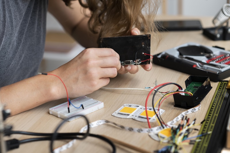 Des projets de bricolage innovants avec les contacts auxiliaires en électricité