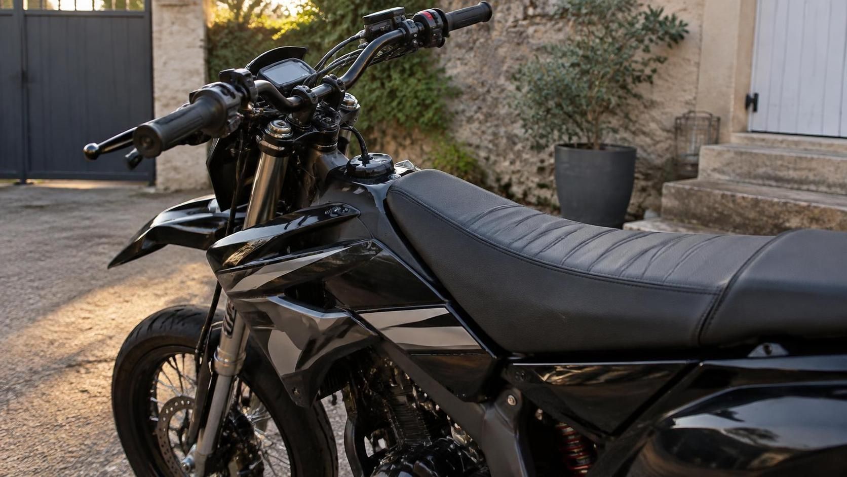 découvrez comment choisir vos premières modifications pour une 50cc : privilégiez la sécurité, la fiabilité, votre budget et la réglementation.