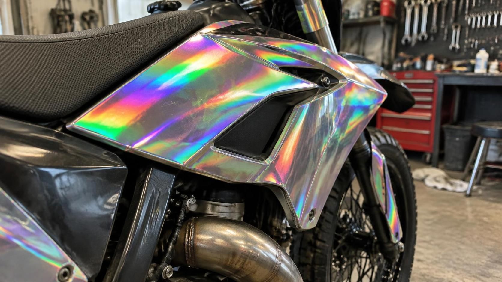 apprenez à poser un kit déco holographique sur une 50cc et à épouser ses courbes pour un rendu net, sans plis ni bulles.