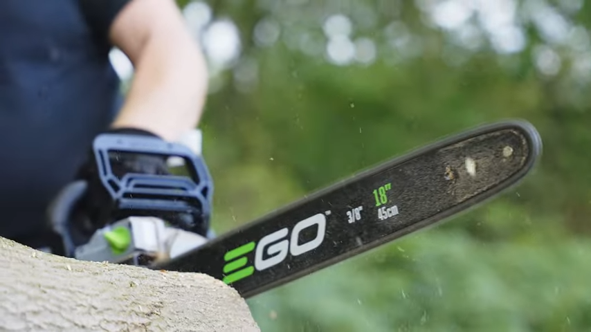 EGO Power+ dévoile sa tronçonneuse CS1810E de 45 cm